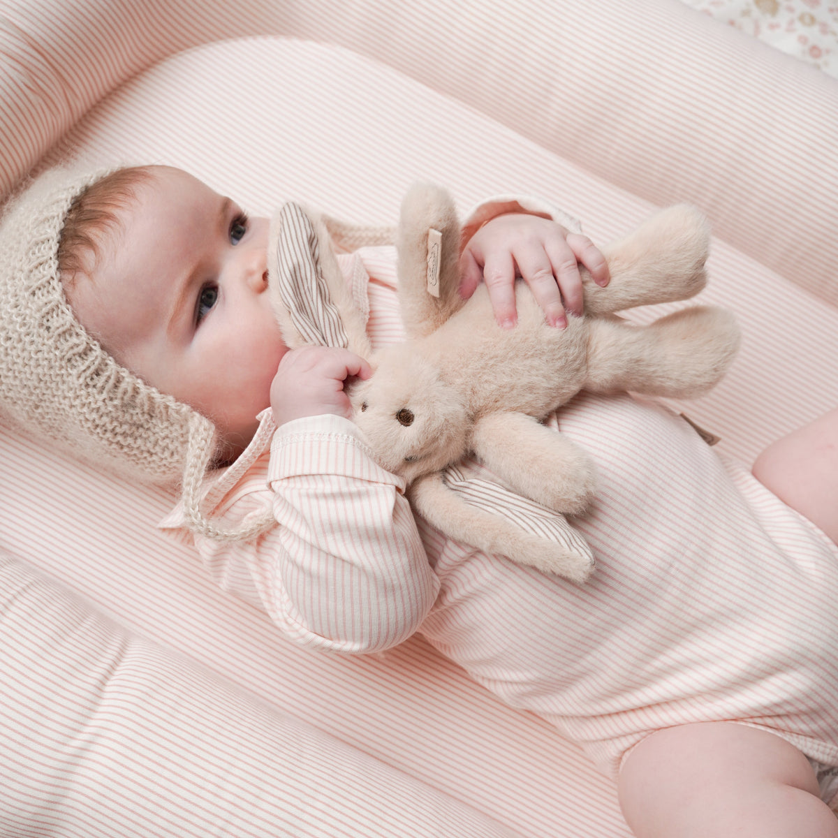 Elva Kaninbamse lille - Latte/Classic Stripes Camel